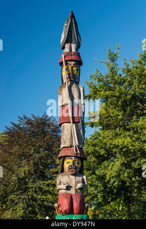 Knowledge Totem, totem pole by Cicero August, Victoria, Vancouver Island, British Columbia, Canada Stock Photo