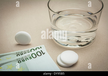 effervescent tablets and glass with water, concept of pharmaceutical copayment Stock Photo