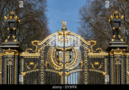 Gate with gilded ornaments in Buckingham Palace, London Stock Photo