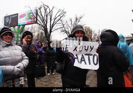 Lugansk, Ukraine . 11th Apr, 2014. a woman holding the hands of self-made poster with the text 'I do not want NATO' near the Ukrainian regional office of the Security Service in Luhansk Credit:  Igor Golovnov/Alamy Live News Stock Photo