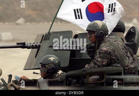 Pocheon, South Korea. 11th Apr, 2014. South Korean soldiers from 26th Infantry division attend the United States and South Korean Joint live fire Exercise at Rodriguez Range in Pocheon. Credit:  Dong-Min Jang/ZUMA Wire/ZUMAPRESS.com/Alamy Live News Stock Photo
