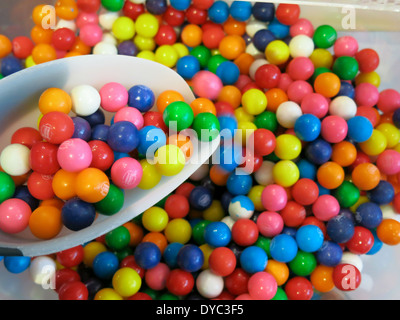 https://l450v.alamy.com/450v/dyc3f5/bulk-candy-bin-with-scoop-dyc3f5.jpg