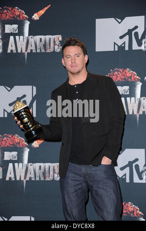 Los Angeles, California, USA. 13th Apr, 2014. US actor Channing Tatum poses with his Trailblazer MTV Movie Award for his performance in 'Magic Mike' in the press room at the 2014 MTV Movie Awards at the Nokia Theatre in Los Angeles, California, USA, 13 April 2014. Photo: Hubert Boesl/dpa - NO WIRE SERVICE/dpa/Alamy Live News Stock Photo