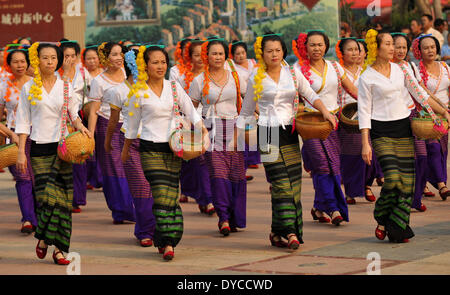 Yunnan Travel News: Dai brocade Weaves the memories of Dai people