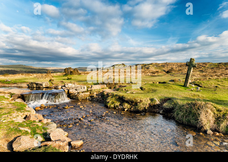 An ancient stone cross at Windy Post on Dartmoor in Devon where the Beckamoor Brook crosses the Grimstone and Sortridge Leat, al Stock Photo