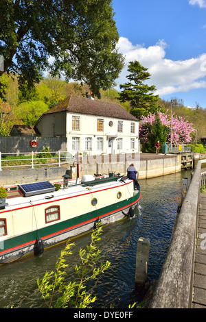 Barge entering Marsh Lock on the River Thames, Henley-on-Thames, Oxfordshire, England showing the lock keepers house in spring. Stock Photo