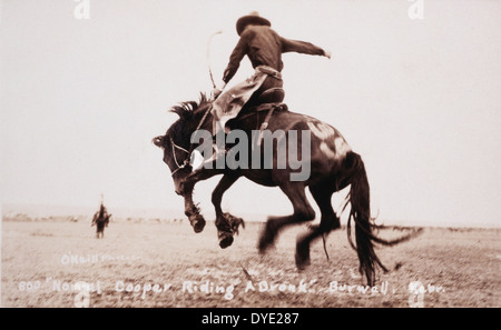 Rodeo Rider Norval Cooper on Bucking Bronco, Burwell, Nebraska, USA, circa 1919 Stock Photo