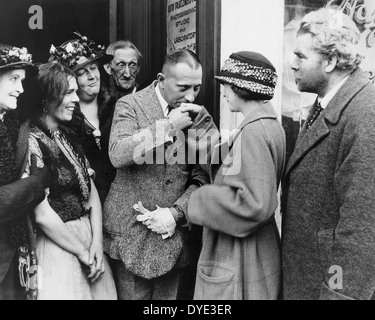 Dale Fuller (left), Gibson Gowland (right) look on as Director Erich Von Stroheim Welcomes ZaSu Pitts to the set of the Film 'Greed', 1924 Stock Photo