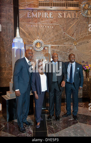 Baseball Hall of Famer Frank Robinson, Jackie Robinson's Daughter, Sharon  Robinson, and MLB Network's Harold Reyolds and Cliff Floyd light The Empire  State Building Dodger blue in honor of Jackie Robinson Day