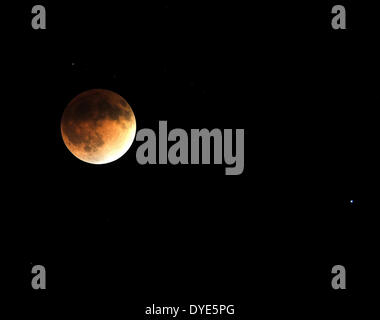Fontana, CA. 15th Apr, 2014. The Lunar Eclipse or Blood Moon as viewed from Fontana California. Mars can be seen as the bright est point of light to the right of the moon.Louis Lopez/Modern Exposure/CSM/Ģ����ý Live News Stock Photo