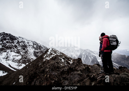 Walkers on a ridge in the Atlas Mountains Stock Photo