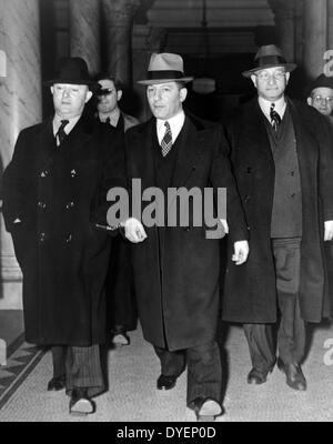 1940 Louis 'Lepke' Buchalter, centre, handcuffed to J. Edgar Hoover, on the left, with another man on the right, at entrance to courthouse. J. Edgar. Hoover 1895-1972. Director of the FBI (Federal Bureau of Investigation), from 1924-1972. Stock Photo