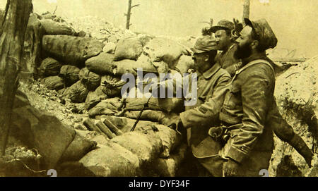 World War I, 1915. French artillery soldiers under the supervision of their officer asses the suitability of an entrenched firing position. Stock Photo