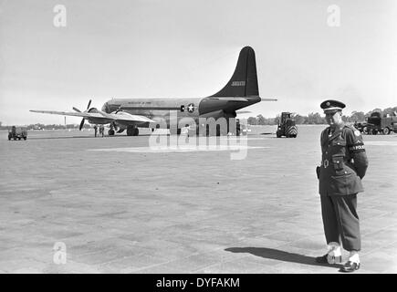 A Boeing B-29 Superfortress, a long-range bomber from the US Air Force at Tempelhof Airport in Berlin, Germany, 1949. The biggest and most efficient bomber from WWII was also used in August 1945 to drop the nuclear bombs on Hiroshima and Nagasaki. Photo: zbarchiv - NO WIRE SERVICE Stock Photo