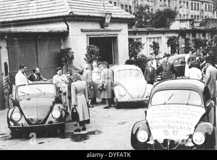 A special exhibition of VW automobiles on Knesebeck-Strasse in West Berlin, July 1949. Photo: Agentur Voller Ernst - NO WIRE SERVICE Stock Photo