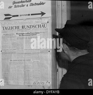 For the ballot vote about the continuation of the strike of the East German State Railway (Reichsbahn), the 'Tägliche Rundschau' (newspaper) with East propaganda is put up in a company in West Berlin - 'Die SMA [Sowjetische Militäradministration] withdraws their promises! Vote no!' is added in handwritten letters of the trade union. The photograph was taken on 02 June 1949. The whole railway operations and infrastructure of Berlin were subordinated to the East German State Railway (Deutsche Reichsbahn, DR) of the Soviet zone of occupation until 1949. On 21 May 1949, the Unabhängige Gewerkschaf Stock Photo