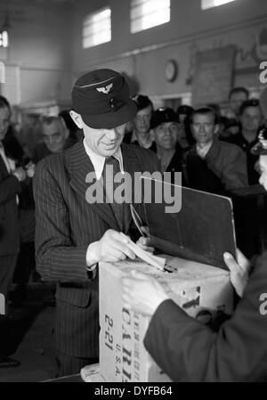 An employee of the East German State Railway during the ballot vote about the continuation of the strike stands at a ballot box in West Berlin, photograph taken on 02 June 1949. The whole railway operations and infrastructure of Berlin were subordinated to the East German State Railway (Deutsche Reichsbahn, DR) of the Soviet zone of occupation until 1949. On 21 May 1949, the Unabhängige Gewerkschaftsopposition UGO in the West sectors called upon to strike. Around 13.000 Reichsbahner (workers of the East German State Railway) living in West Berlin stopped work and fought for a payment in Westma Stock Photo