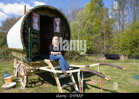 Romany Gypsies outside their Vardo, Gypsy and Traveller site, West Sussex, England, UK Stock Photo