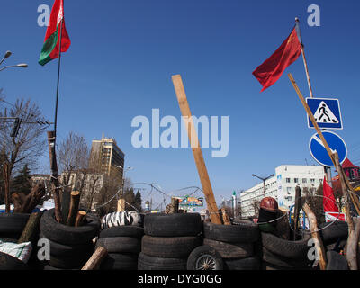 Luhansk, Ukraine. 17th April, 2014. barricade near the Ukrainian regional office of the Security Service in Luhansk Credit:  Igor Golovnov/Alamy Live News Stock Photo