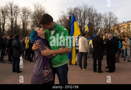 Luhansk, Ukraine. 17th April, 2014. girl and a young man kissing on the background of the rally 'For United Ukraine' Credit:  Igor Golovnov/Alamy Live News Stock Photo