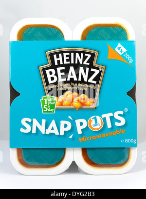 Heinz Beanz snap pots microwaveable baked beans snack Stock Photo - Alamy