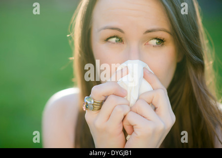 Junge Frau mit Pollenallergie - woman with pollen allergy in spring