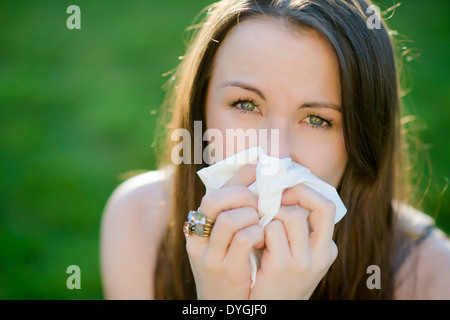 Junge Frau mit Pollenallergie - woman with pollen allergy in spring