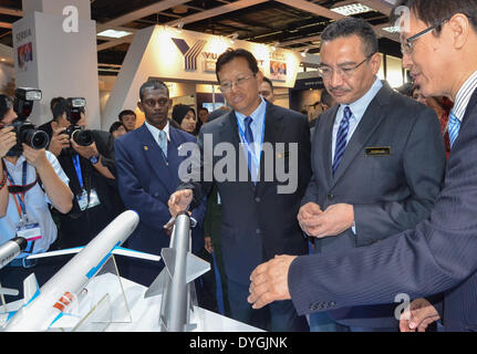 Kuala Lumpur, Malaysia. 17th Apr, 2014. Malaysian Defense Minister Hishammuddin Hussein (2nd R) visits the stall of a Chinese exhibitor on the last day of the Defense Services Asia 2014 (DSA 2014), in Kuala Lumpur, Malaysia, April 17, 2014. © Wang Dawei/Xinhua/Alamy Live News Stock Photo