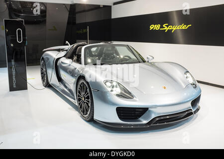 New York, USA. 16 April 2014. A Porsche 918 Spyder, a plug-in hybrid vehicle, at the New York International Auto Show. The car has a complex drivetrain, with a mid-engine V8, a hybrid module on the rear axle, and an electric motor on the front axle. Credit:  Ed Lefkowicz/Alamy Live News Stock Photo