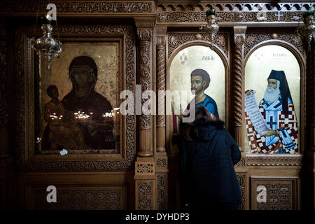 Thessaloniki, Greece. 18th April 2014. A woman kisses a holy icon of Saint Loukas at Panagia Chalkeon church during a Good Friday processions, in the northern port city of Thessaloniki, Greece, on Friday, April 18, 2014. Orthodox Christians around the world celebrate Easter on Sunday, April 20. Credit:  Konstantinos Tsakalidis/Alamy Live News Stock Photo