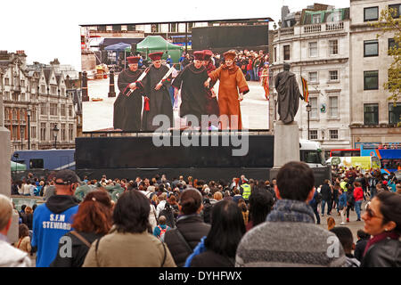 London, UK. 18th April 2014. Audience watching the open air performance of Passion of Jesus by the Wintershall Players at Trafalgar Square on Good Friday. Credit:  Adina Tovy/Alamy Live News Stock Photo