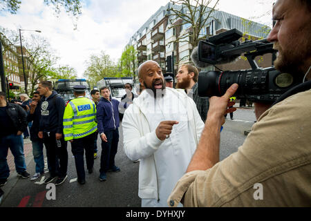 Radical Islamists and far-right groups clash outside Regents Park Mosque in London Stock Photo