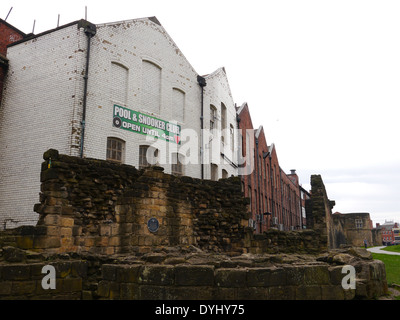 Partial view of medieval Town Wall bearing Blue Plaque, Newcastle upon Tyne, England, UK Stock Photo