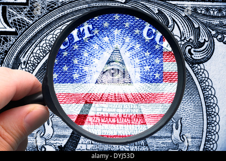 Rückseite einer Dollarnote unter der Lupe, Ausspähaffäre und Wirtschaftsspionage Stock Photo