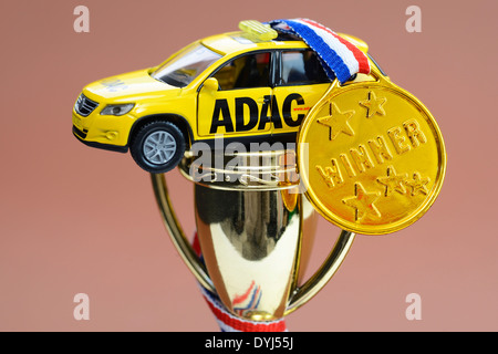 ADAC Miniaturfahrzeug, Medaille und Pokal, Manipulationen beim ADAC-Preis Stock Photo
