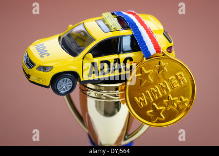 ADAC Miniaturfahrzeug, Medaille und Pokal, Manipulationen beim ADAC-Preis Stock Photo