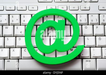 Grünes At-Zeichen auf einer Tastatur Stock Photo