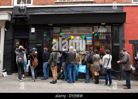 Nottingham, U.K. 19th April 2014. Music fans queuing outside The Music Exchange on Stoney Street, Nottingham on National Record Store Day. People started queuing outside store at 4.15am hoping to buy limited edition releases and promotional products. The annual event runs on the third Saturday in April and celebrates the culture of vinyl and independent record stores. Mark Richardson / Alamy Live News. Stock Photo