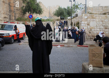 Jerusalem, Jerusalem, Palestinian Territory. 20th Apr, 2014. A Palestinian woman shout slogans during clashes with Israeli policemen in Jerusalem's Old City, April 20, 2014. Dozens of Palestinian worshipers were wounded and 25 were detained after clashes broke outside the Al-Aqsa compound when Israeli police denied hundreds of worshippers access to the compound during the visit of Likud member of Knesset Moshe Feiglin © Saeed Qaq/APA Images/ZUMAPRESS.com/Alamy Live News Stock Photo