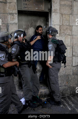 Jerusalem, Jerusalem, Palestinian Territory. 20th Apr, 2014. Israeli policemen detain a Palestinian protester during clashes in Jerusalem's Old City, April 20, 2014. Dozens of Palestinian worshipers were wounded and 25 were detained after clashes broke outside the Al-Aqsa compound when Israeli police denied hundreds of worshippers access to the compound during the visit of Likud member of Knesset Moshe Feiglin © Saeed Qaq/APA Images/ZUMAPRESS.com/Alamy Live News Stock Photo