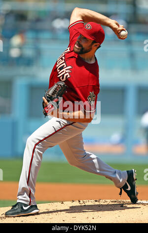 Arizona Diamondbacks relief pitcher Josh Collmenter pitches to an ...