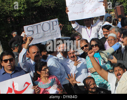 LAHORE,PAKISTAN-APRIL 20: Pakistani Journalists chant slogans against dastardly attack on Private T.V Channel senior anchorperson Hamid Mir during protest demonstration arranged by Federal Union of Journalists at Lahore on April 20, 2014. (Photo by Rana Sajid Hussain/Pacific Press) Stock Photo