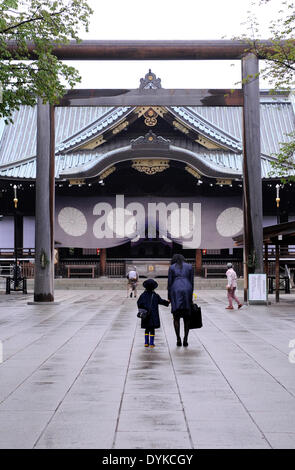 Tokyo, Japan. 21st Apr, 2014. A woman makes a bow to the front building of Yasukuni Shrine with her child in Tokyo, Japan, April 21, 2014. The shrine's annual spring festival is held for 3 days from Monday. © Stinger/Xinhua/Alamy Live News Stock Photo