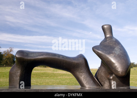 Yorkshire Sculpture Park, YSP, UK 2012: bronze sculpture by Henry Moore in the grounds of the Bretton Hall Estate Stock Photo