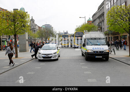 Dublin, Ireland. 21st April 2014. O'Connell street is blocked due to the Republican Sinn Fein Easter Rising commemoration. Republican Sinn Fein held a commemoration of the 98th anniversary of the Easter Rising of 1916. The party supporters and a colour party marched from the Garden of Remembrance to the General Post office (GPO) for a rally. Credit:  Michael Debets/Alamy Live News Stock Photo