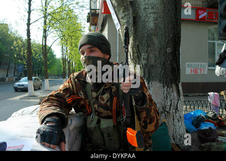 Sloviansk, Ukraine. 21st Apr, 2014. In photo: A guardian on the barricade. Sloviansk. PH Cosimo Attanasio Photo by Cosimo Attanasio in Sloviansk (Ukraine), the photographer was stopped for few hours by pro-Russian insurgents and later released with a French reporter and a Belarus journalist. Credit:  Cosimo Attanasio/Alamy Live News Stock Photo