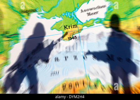 Die Krim auf einer Landkarte und Schatten eines Soldaten, Krim-Krise Stock Photo