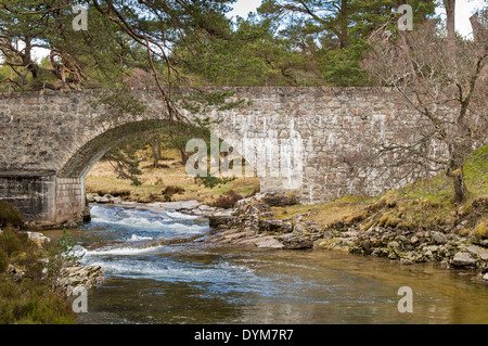 BRIDGE OVER LUI WATER  A RIVER NEAR BRAEMAR ABERDEENSHIRE SCOTLAND WHICH JOINS THE RIVER DEE Stock Photo