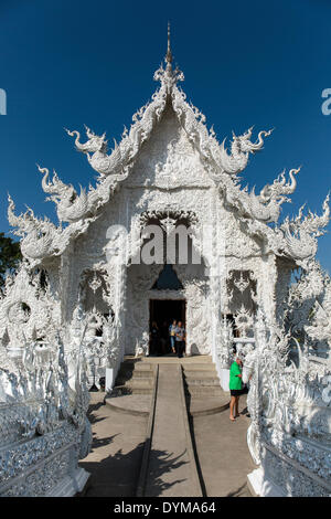 Wat Rong Khun, tourists on the stairs to the entrance of the White Temple, by architect Chalermchai Kositpipat, Chiang Rai Stock Photo