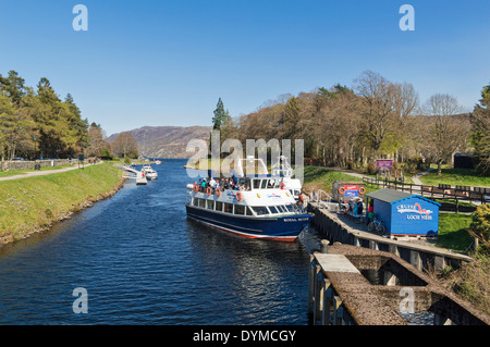 CRUISE BOAT DOCKING ON THE CALEDONIAN CANAL  AT FORT AUGUSTUS LOCH NESS TO DISEMBARK TOURISTS Stock Photo